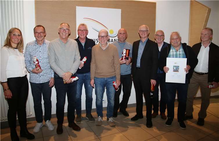 Die Vize-Präsidentin Dr. Kristina Weber (l.) gratulierte den Herren 60 von der DJK Ochtendung zum 1. Platz in der Verbandsliga.  Foto: Tennisverband Rheinland