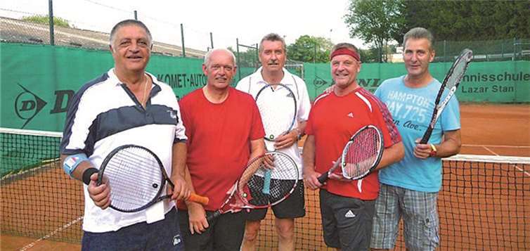Die Vizemeister: (Von links) Mercea Vanca, Wolfgang Kambeck, Karl-Heinz Böhm, Jürgen Noll und Rainer Puderbach. Nicht im Bild: Willi Machwirth und Uwe Disselhoff. privat