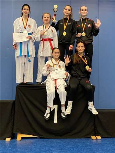 Die Vizemeister im Team: Alia Hering, Mia Brettnacher und Angelina Carubba (alle im Karateanzug). Foto: privat