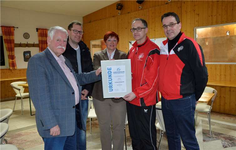 Die Vizepräsidentin des Rheinischen Schützenbundes Manuela Göbel (Bildmitte) überreicht zusammen mit dem Vizepräsidenten des LSB Walter Desch (ganz links) und dem Abteilungsleiter Leistungssport des LSB Thomas Kloth (zweiter v.li.) dem Stützpunktleiter Günter Gersabeck (zweiter v.re.) und dem leitenden Trainer Thomas Leyendecker (ganz rechts) die Anerkennungsurkunde. Foto: privat