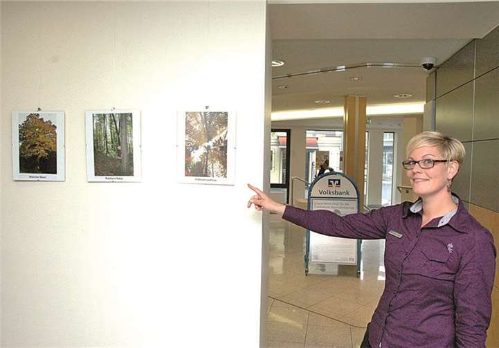 Die Volksbank Mitarbeiterin Christiane Saxler und Fotos von „KultUrWald“. UM