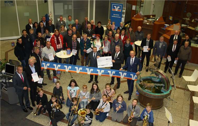 Die Volksbank Rhein-Lahn-Limburg lud alle Spendenempfänger der Region Lahnstein des Jahres 2018 ein. Vorstandsmitglied Matthias Berkessel (links) überreichte zusammen mit Bereichsleiter Günter Groß und dem Leiter Privatkunden Region Lahnstein, Uwe Kewitz den symbolischen Spendenscheck.Volksbank Rhein-Lahn-Limburg