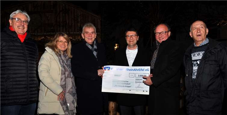 Die Volksbank RheinAhrEifel unterstützt den Erhalt der „Lebenden Krippe“ mit einer Spende von 3000 Euro. Foto: Stadtverwaltung Andernach