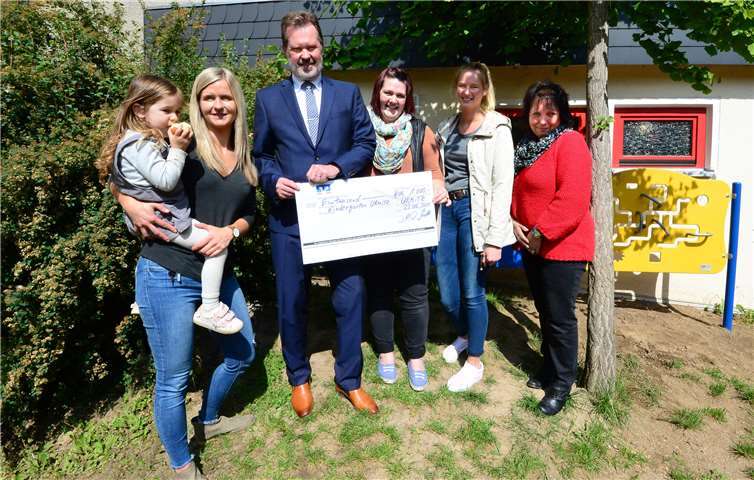 Die Volksbank Urmitz überreicht den Spendenscheck an die KiTa.Foto: [c]Udo Stanzlawski