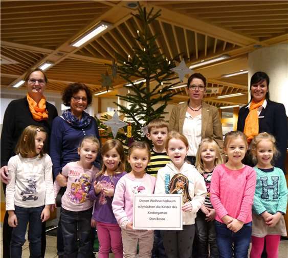 Die Volksbank bedankt sich bei den Kindern und Erzieherinnen vom Kindergarten Don Bosco und wünscht allen eine schöne Weihnachtszeit.