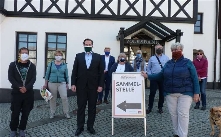 Die Volksbank stellt der Sinziger Gruppe Räume zur Verfügung und weitere Hilfen in Aussicht. v.l.: Torsten Kurtz, Cäcilie Sarius, Dr. Frank Gondert, Dirk Hedrich,Gabriele Wald, Pia Wasem, Ralf Urban, Petra Fix. Foto: HE