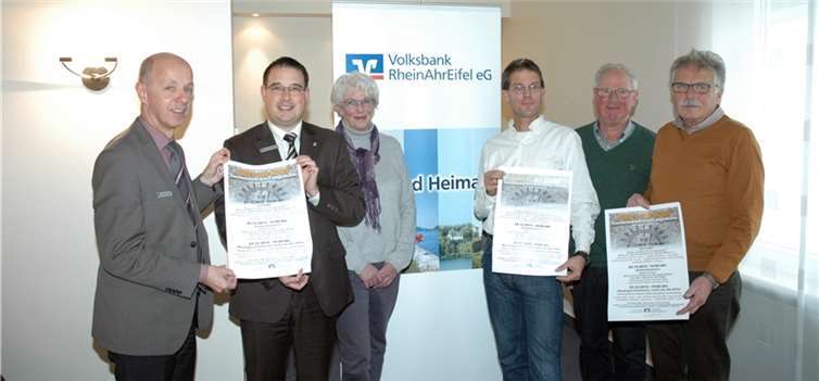 Die Volksbank unterstützt die Kammerkonzertreihe zum Jahresausklang in Gilligs Mühle (von links): Alex Frings (Volksbank Adenau), Thomas Klassmann (Regionalmarktdirektor Volksbank RheinAhrEifel), Heather Meurer (Heimatpflegeverein Antweiler), Robert Nikolayczik (Ideengeber), Ewald Gillig (Gastgeber Gilligs Mühle) und Heinz Werthessen (Heimatpflegeverein Antweiler).UM