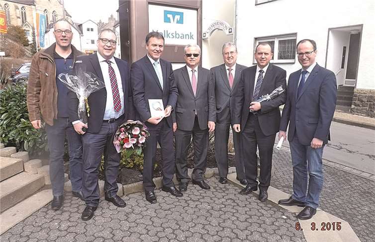Die Volksbankfiliale Kempenich kann ab sofort das Zertifikat „Q-ServiceQualität DEUTSCHLAND“ nutzen. Gewerbevereinsvorsitzender Jan Peter Kiel, Ortsbürgermeister Stefan Friedsam, Teamleiter Jochen Nett, Regionalmarktdirektor Christoph Kniel, Bruno Jaeger, Betreuer des Projektes ServiceQualität, Bürgermeister Johannes Bell und Wirtschaftsförderer Peter Engels gratulierten zur Auszeichnung. (v.l.n.r.).Privat