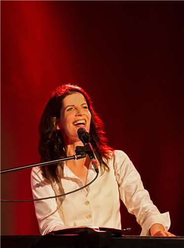 Die Vollblut-Entertainerin Frau Höpker reißt ihr Publikum mit.Thomas Bittera