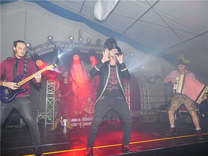 Die Vollblutmusiker der Kultband „Wildbach“ sorgten für allerbeste Partystimmung beim Fest.