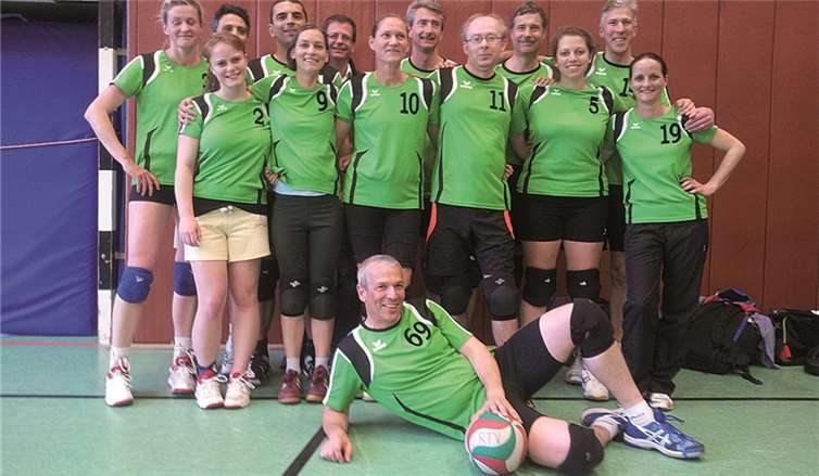 Die Volleyball-Mixedmannschaft: hintere Reihe v.li.n.re.: Diana Wagner, Alexander Hägele, Christoph Schmidt-Taube, Wulf von Bonin, Andreas Günther, Martin Hestermann, Rainer Schnack, davor: Arielle Wagner, Cora Karg, Heike Offergeld, Michael Breitwieser, Nadia Itani, Elfi Aretz, liegend: Mannschaftsführer Jörg Treiber. privat