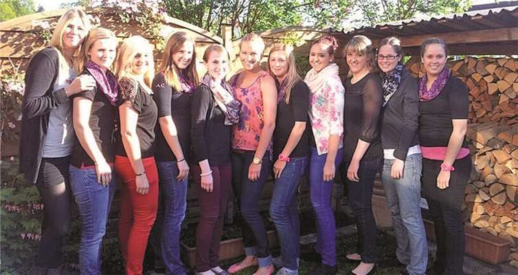 Die Volleyballdamen des VFL Oberbieber freuen sich über den Aufstieg und einen somit gelungenen Abschluss der Saison. privat