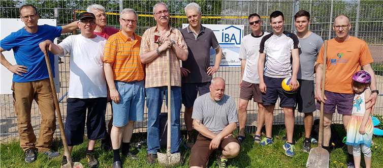 Die Volleyballer stellten sich nach getaner Arbeit noch zum Gruppenbild auf.PH