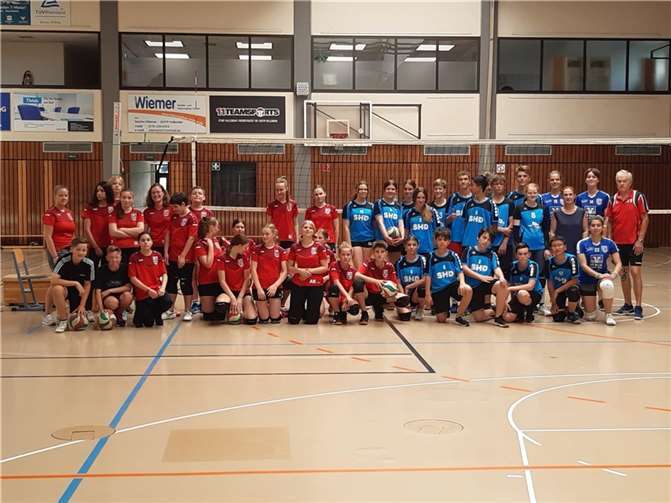 Die Volleyballerinnen und Volleyballer des TuS Asbach und des TV Vallendar.  Foto: TVV