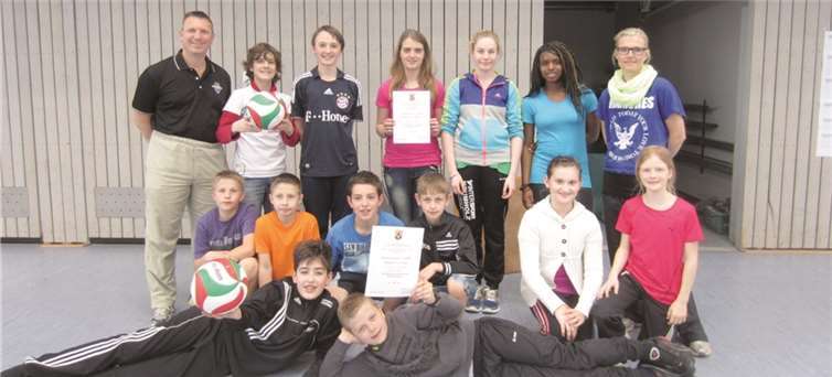 Die Volleyballmannschaft des Gymnasiums Mülheim-Kärlich unterstützt von den betreuenden Lehrkräften Alexander Leibetseder (hinten links) und Stephanie Nink (hinten rechts).privat