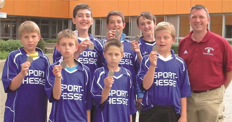 Die Volleyballmannschaft des Gymnasiums Mülheim-Kärlich kehrte zufrieden vom Regionalentscheid Jugend trainiert für Olympia zurück.privat