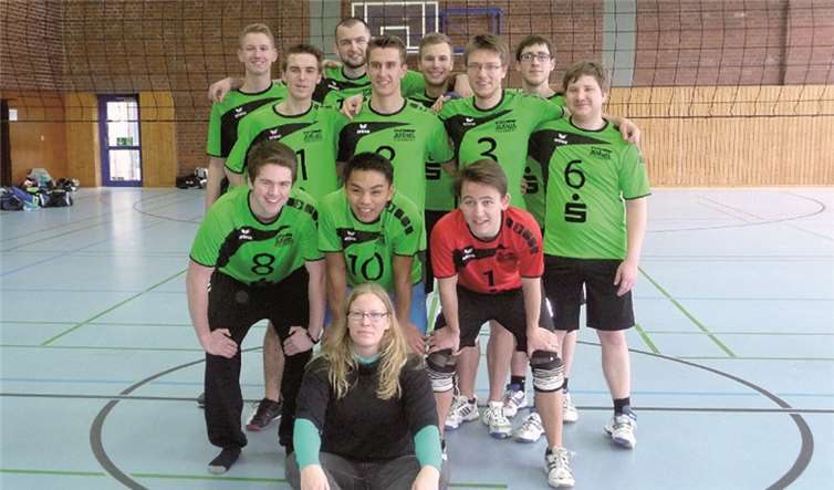 Die Volleyballmannschaft mit ihrer Trainerin Anne Rebstock. Privat