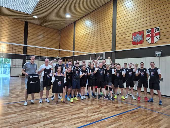 Die Volleyballteams des TV05 Mülheim präsentieren stolz ihre neuen Einspielshirts – gesponsert von Auto Roth GmbH und ballhandel.de aus Ochtendung. Foto: privat