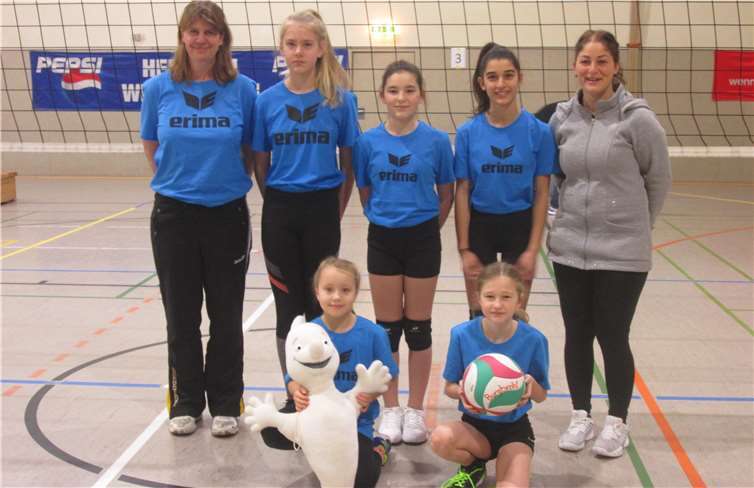 Die Volleykids präsentieren sich bei der letzten Heimpremiere mit neuen Shirts. privat