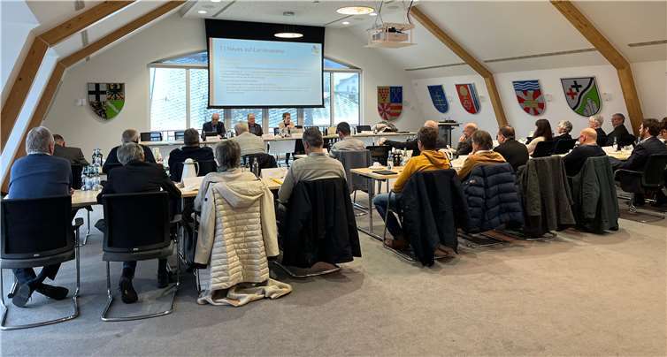 Die Vollversammlung der LAG Osteifel-Ahr im Sitzungssaal der Verbandsgemeinde Brohltal.  Foto: Theresa Göbel c/o Sweco GmbH