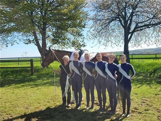 Die Voltigierer des TuWi Adenau.  Fotos: TuWi Adenau