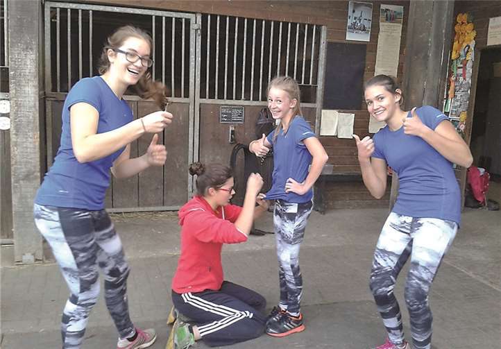 Die Voltigiererinnen aus Adenau beim Test der neuen Anzüge vor dem ersten Start.privat