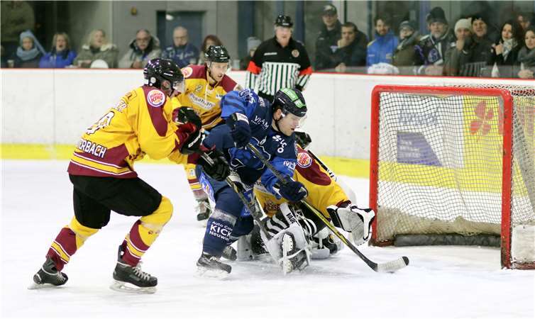 Die (Vor)-Entscheidung: Sven Schlicht erzielt gegen Lauterbachs Torhüter Lars Bernhofen das 5:2 für die Bären. Danach wurde das Ergebnis trotzdem noch einmal knapp.Privat