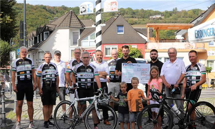 Die Vor-Tour-Radler der Verbandsgemeinde trafen sich im Eiscafé.Foto: Privat