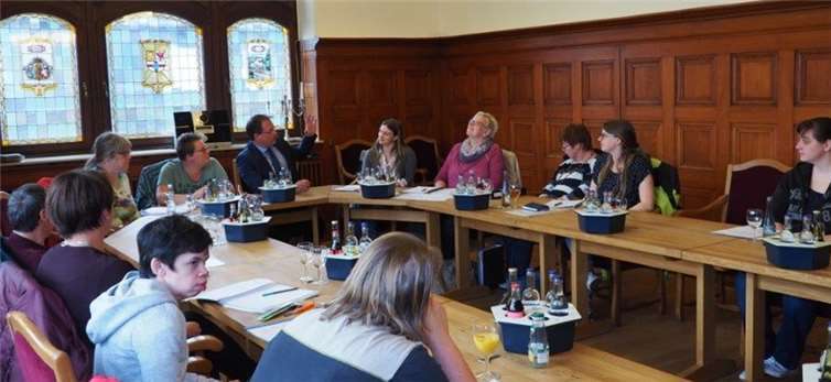 Die Vorbereitung zur 5.-Mai-Aktion im Sitzungssaal der Verbandsgemeinde Mendig. Caritas Zentrum, Mendig