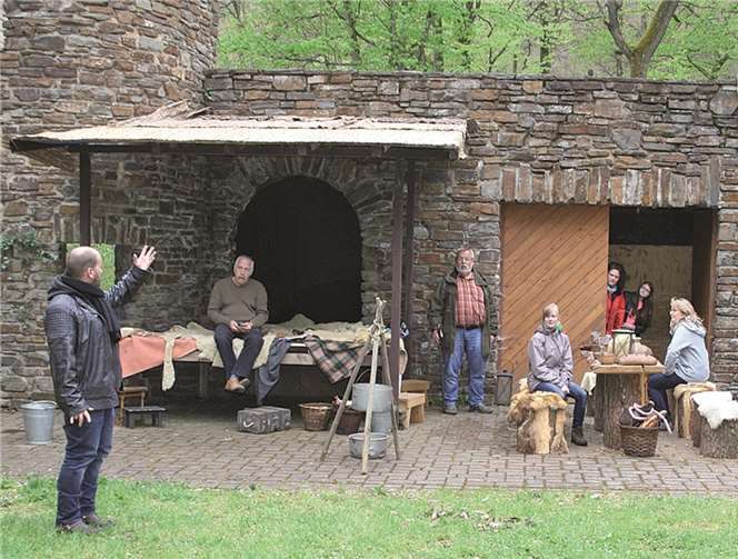 Die Vorbereitungen für das Theater laufen auf Hochtouren.privat