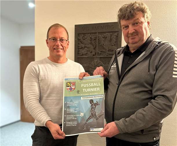 Die Vorbereitungen laufen auf Hochtouren: Jörg Lempertz (Bürgermeister der Verbandsgemeinde Mendig) und Harald Heinemann (Vorsitzender der SG Eintracht Mendig/Bell) stellen gemeinsam die letzten Weichen für das Hallenmasters vom 27. bis 30. Dezember 2022 in der Kreissporthalle Mendig.  Foto: Verbandsgemeinde Mendig