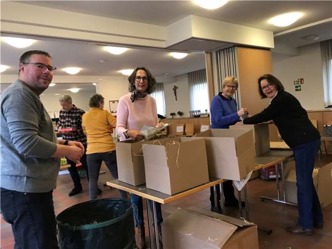 Die Vorbereitungen und das Verpacken der Geschenke sind zeitintensiv und wurden in diesem Jahr wieder gemeinschaftlich von 20 Mitgliedern und Partnern erledigt. Foto: privat
