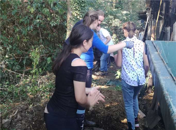 Die Vorbereitungsarbeiten für den neuen Container wurden von vielen fleißigen Helfern erledigt.privat