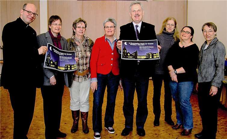 Die Vorbereitungsgruppe der Veranstaltung „2. Rheinbacher Nacht der Kirchen“, Schirmherr Stefan Raetz, Pfarrer Damian Hungs OT, Pfarrerin Gudrun Schlösser und Ute Koch (3.v.r.) heißen die Besucher zur Rheinbacher Nacht der Kirchen herzlich willkommen und freuen sich auf zahlreiche Besucher.  STEIN