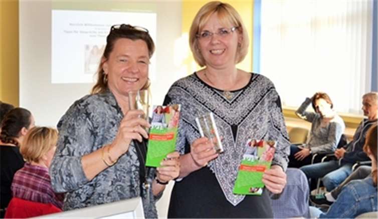 Die Vorbildfunktion ist wichtig, denn Kinder beobachten ganz genau, wie wir als Erwachsene mit Alkohol umgehen. Von links: Barbara von Arnim und Schulsozialarbeiterin Beate Ternes kamen mit den interessierten Eltern ins Gespräch. E.T. Müller