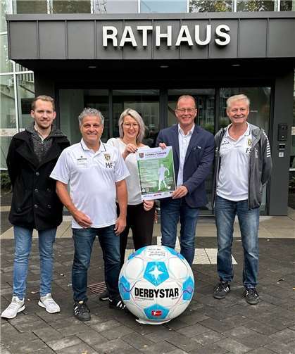 Die Vorfreude auf den „Budenzauber“ Ende Dezember steigt (von links): Tim Hoischer („Vulkan Hopfensport“), Martin Fuchs (SV Eintracht Mendig), Michaela Klapperich („Vulkan Brauerei“), Jörg Lempertz (Bürgermeister Verbandsgemeinde Mendig) und Frank Schmitz (SV Eintracht Mendig).  Foto: Stefan Pauly/VG-Verwaltung Mendig