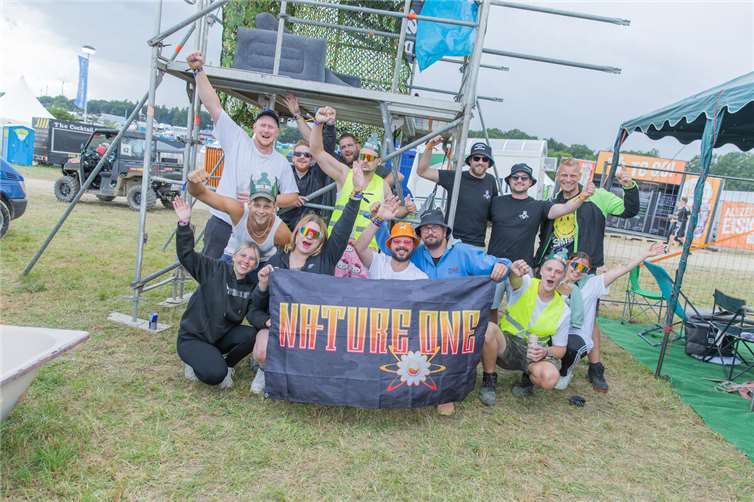 Nature One 2025 feiert 30 Jahre: So lief die Anreise zum Festival Die Vorfreude auf die Auftritte ist den Fans deutlich anzusehen. Foto: I-Motion