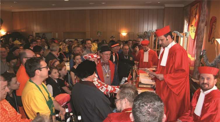 Die Vorgänger des heutigen Narrengerichts, die „Daller Spatzen“ sahen sich plötzlich im bis auf den letzten Platz gefüllten Gerichtssaal selbst auf der Anklagebank.
