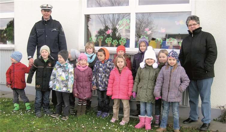 Die Vorhschulkinder erkundeten zusammen mit Herrn Weber die Straßen Villips. privat