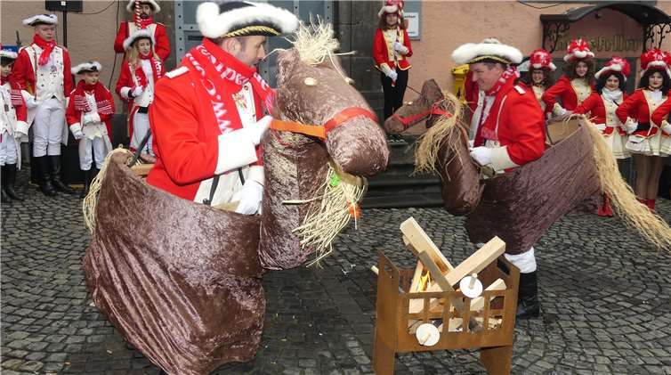 Die Vorhut berittener CKG-Streitkräfte wagte einen beeindruckenden Dressurritt rund um das Martinsfeuer.