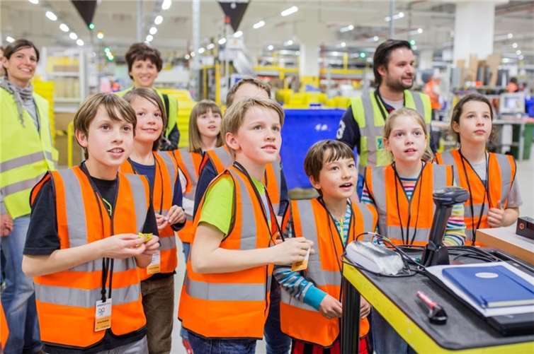 Die Vorjahressieger der Grundschule Güls erhielten im letzten Jahr als Preis unter anderem eine Führung durch das Amazon-Logistikzentrum in Koblenz.Amazon