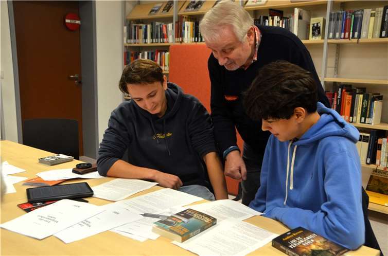 Die Vorlesecoaches Tom Warhonowicz, Karl Hempel und Silas Worm freuen sich in der Rheinbacher Bücherei schon auf die Arbeit für „Laut oder deutlich!“ mit den neuen Talenten aus den vierten Klassen. Foto: Rheinbach liest e.V.