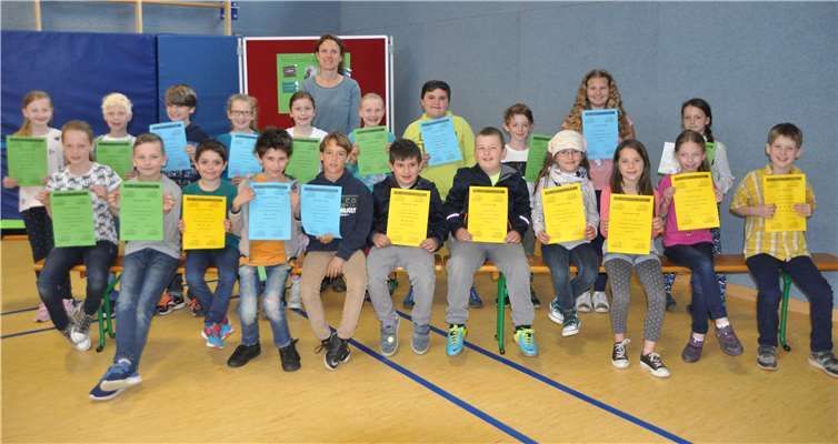 Die Vorleser der Holzbachtalschule freuen sich über ihre Urkunde.privat