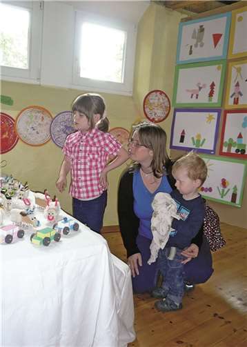 Die Vorschüler präsentierten stolz die Kunstwerke ihren Familien.