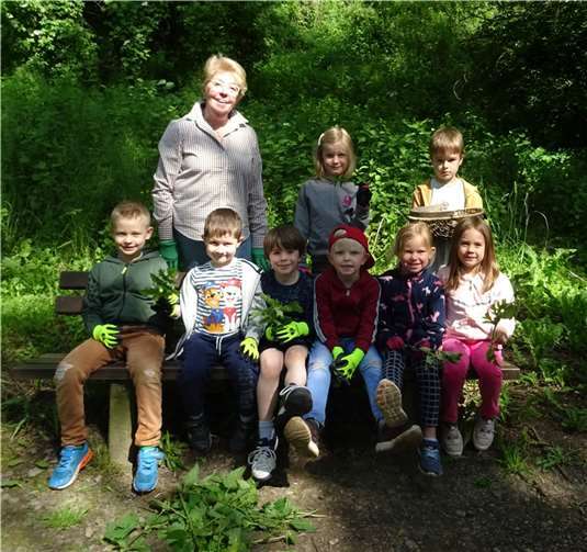 Die Vorschulgeparden der Mondgruppe mit Oma Elli nach der Kräuterwanderung. Foto: Tanja Wahl