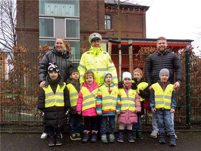 Die Vorschulkinder aus dem „Haus des Kindes“ absolvierten ein Verkehrstraining mit Polizeihauptkommissarin Tanja Hoppen.  Foto: Stadt Bendorf