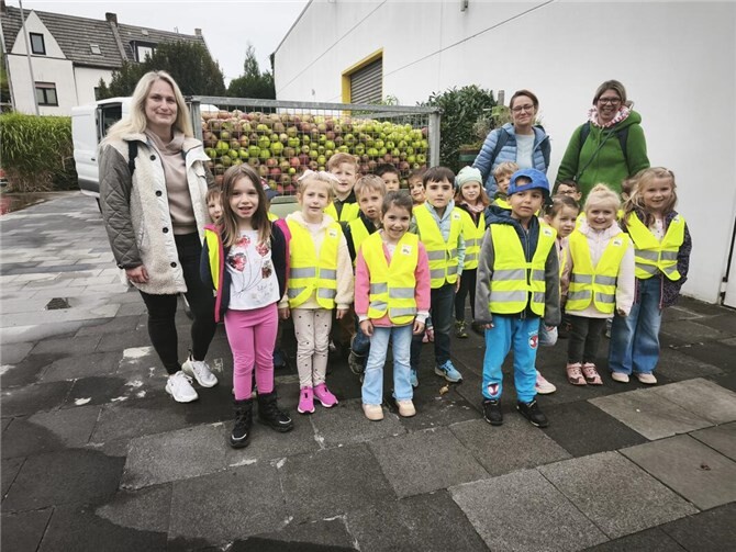 Die Vorschulkinder bei den Bad Hönninger Fruchtsäften.  Fotos: Laura Labonde-Döhr