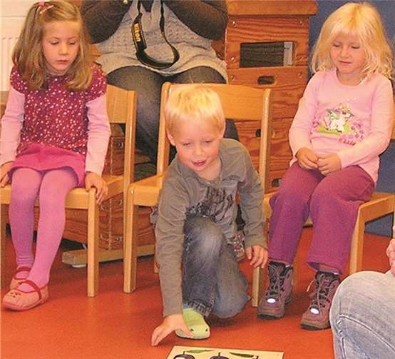 Die Vorschulkinder der KiTa Ehrenmal versteckten und suchten fehlende Geschichtenelemente. privat