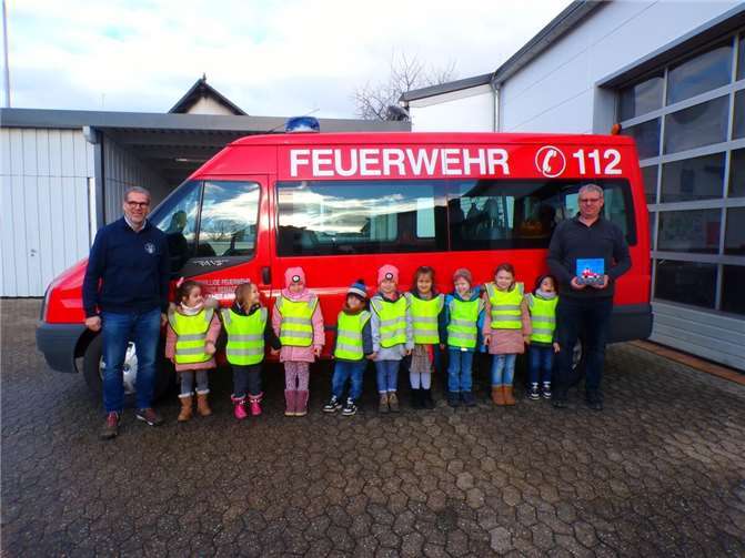 Die Vorschulkinder der Kita Bandorf bei der FFW Kripp.  Foto: Julia Grabsch