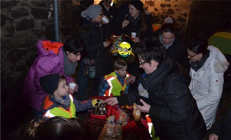 Die Vorschulkinder der Kita, die „Wackelzähne“, boten Selbstgebasteltes zum Verkauf.